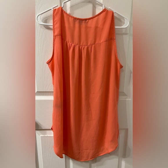 Lily Morgan Blouse Beautiful blouse comfortable.
Size L 100% Polyester - Picture 2 of 4